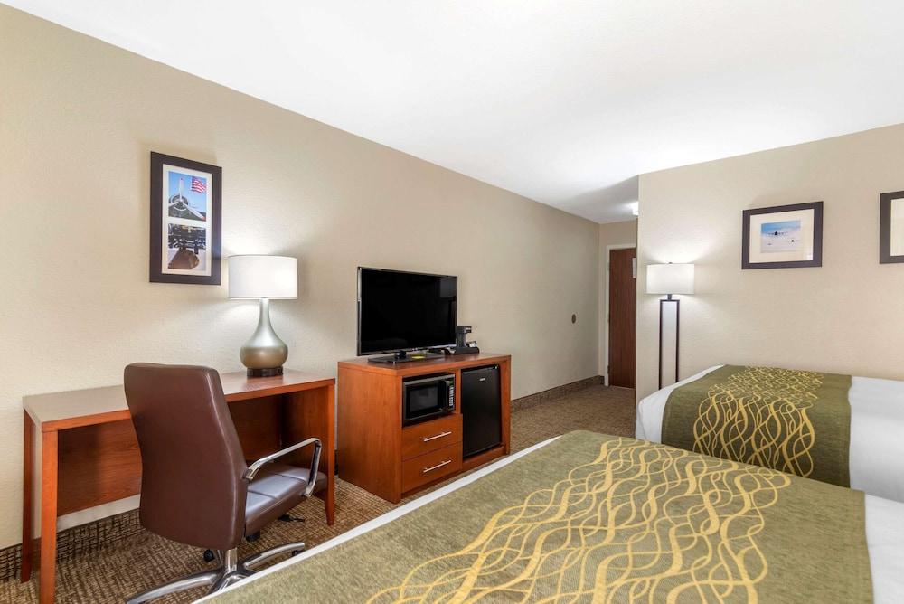 Comfort Inn & Suites - near Robins Air Force Base Main Gate