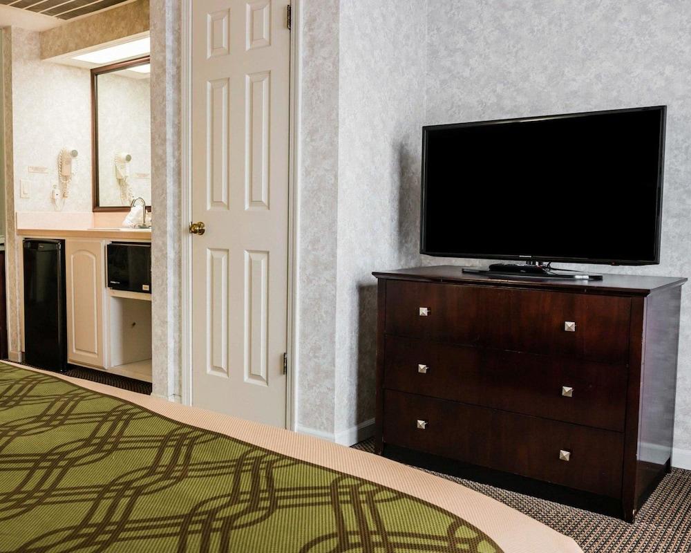 Econo Lodge & Suites Grand Rapids Airport