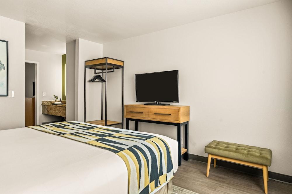 Oxford Suites Redding