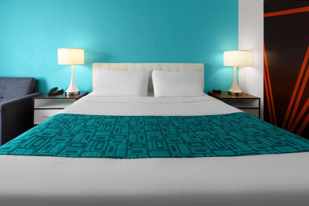 Howard Johnson by Wyndham Romulus Detroit Metro Airport