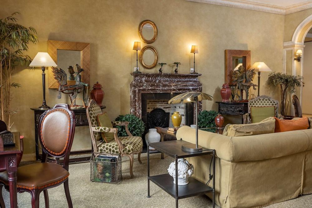 As Janelas Verdes Inn, a Lisbon Heritage Collection