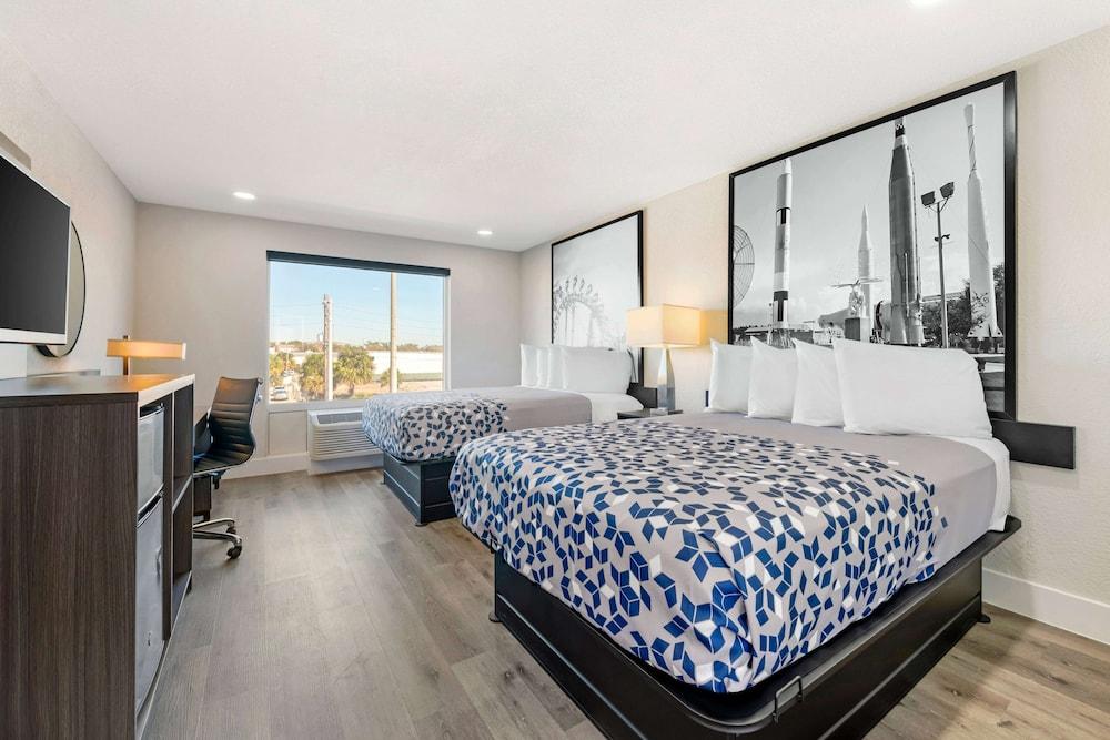 Super 8 by Wyndham Orlando Near Florida Mall