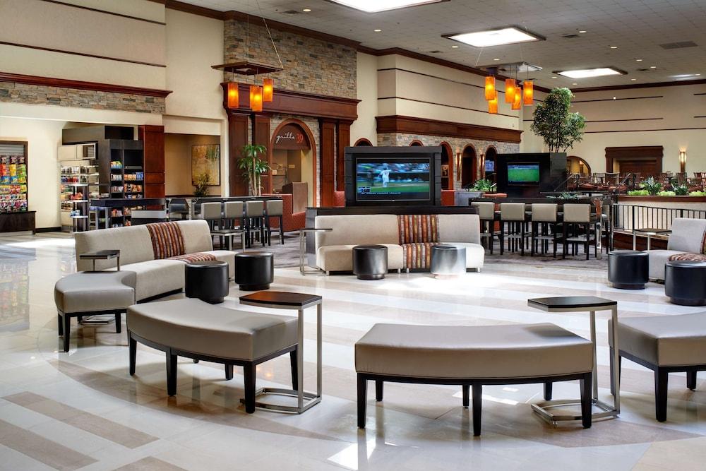 DoubleTree by Hilton Detroit - Dearborn