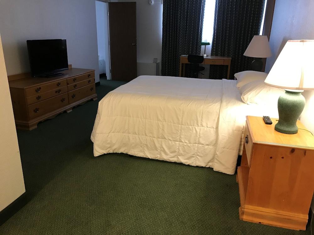 Clive Hotel & Suites