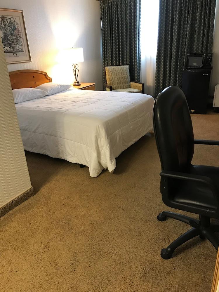 Clive Hotel & Suites