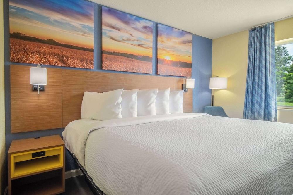 Days Inn by Wyndham Evansdale Waterloo