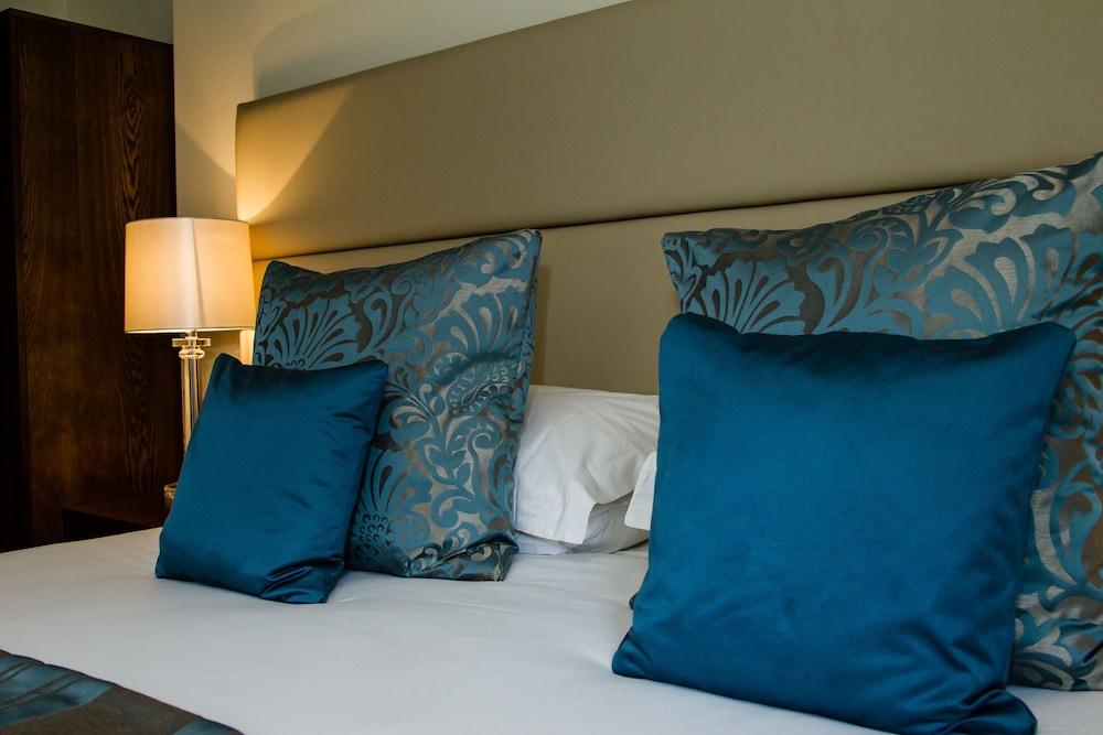 Legacy Rose and Crown Hotel