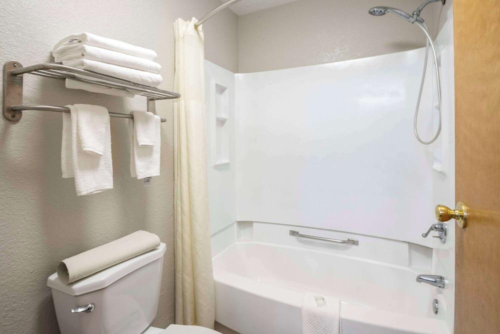 Quality Suites Hickory South