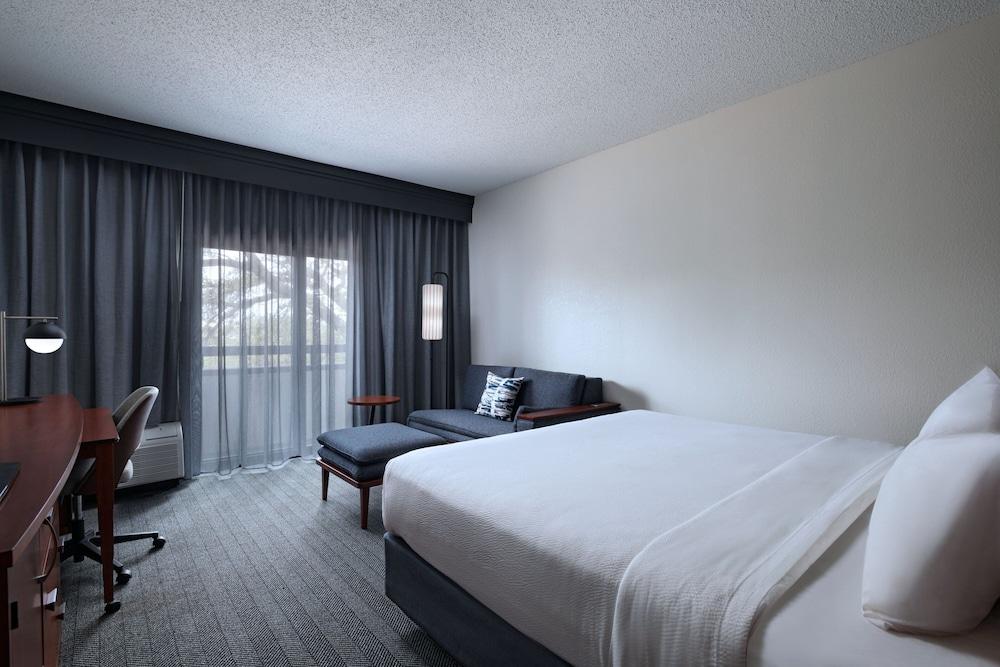 Courtyard by Marriott Dallas Richardson at Spring Valley