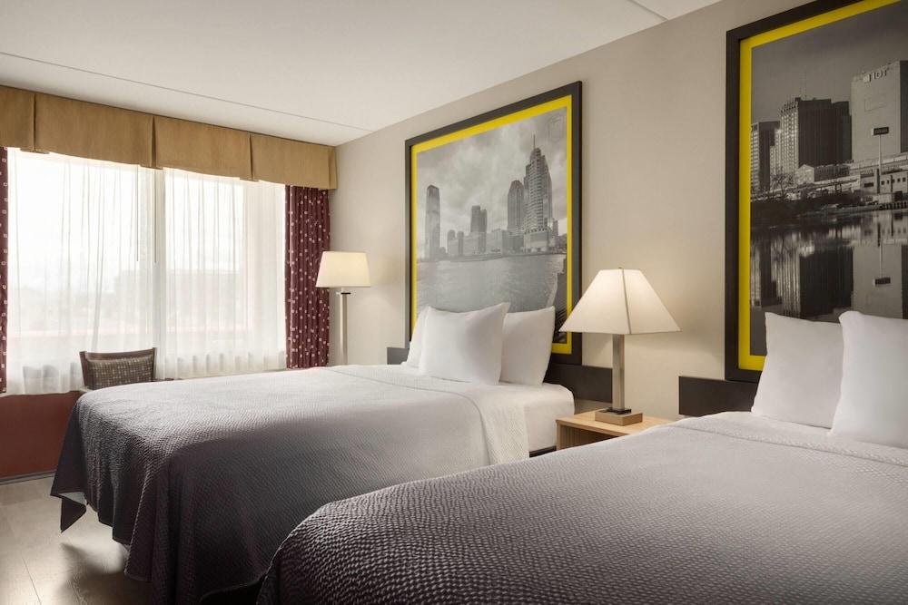 Super 8 by Wyndham Meadowlands