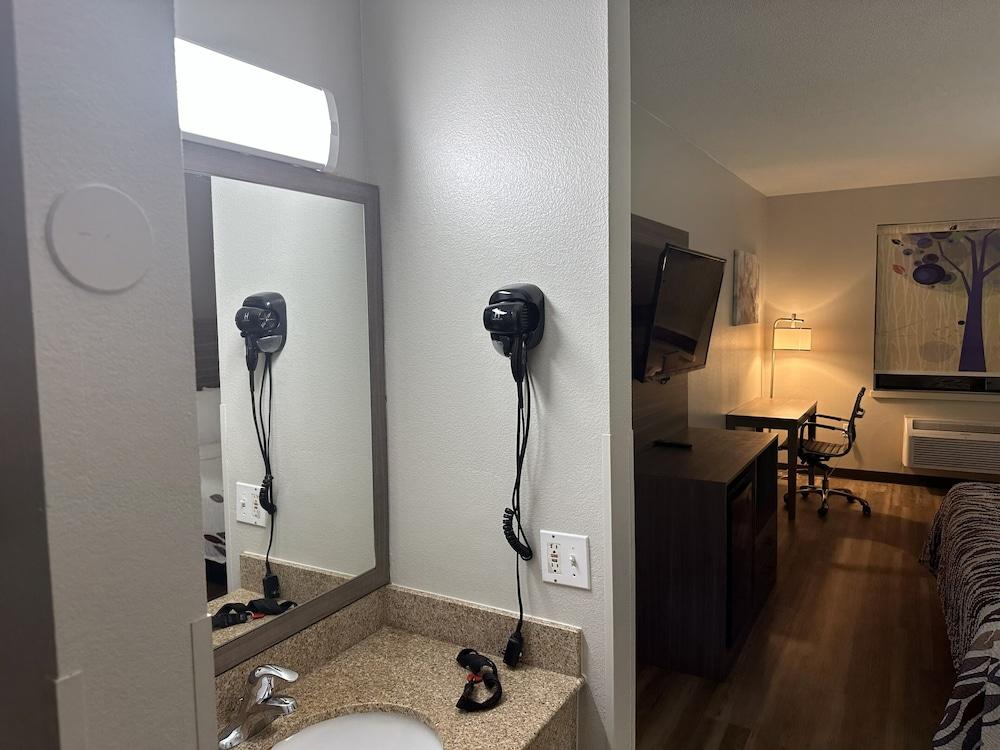 Red Roof Inn & Suites Middleborough