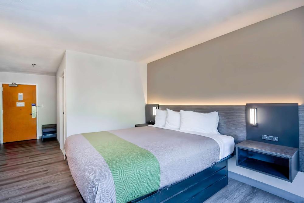 Motel 6 Virginia Beach, VA