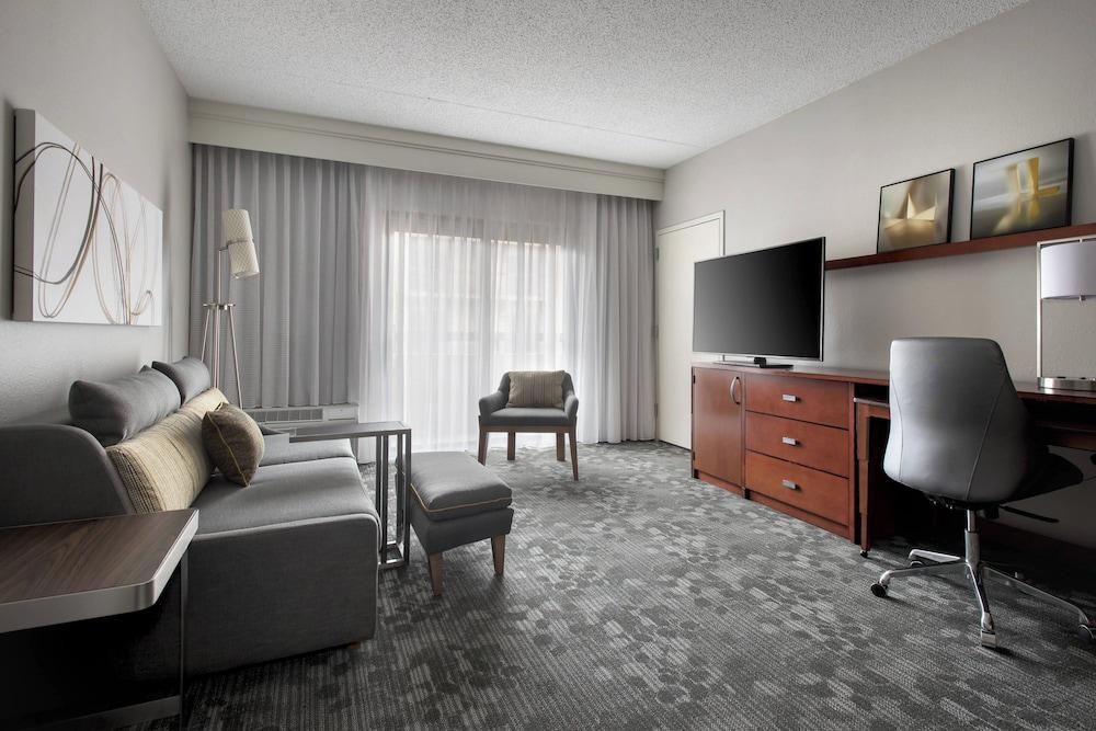 Courtyard by Marriott Lincroft Red Bank