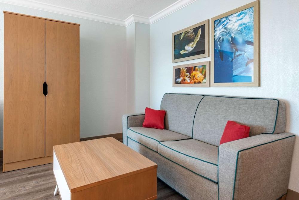 Dolphin Sands Clearwater Beach, an Ascend Collection Hotel