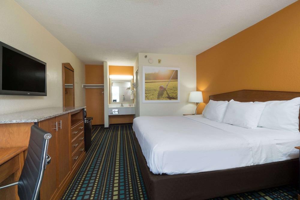 Days Inn by Wyndham Florence Cincinnati Area
