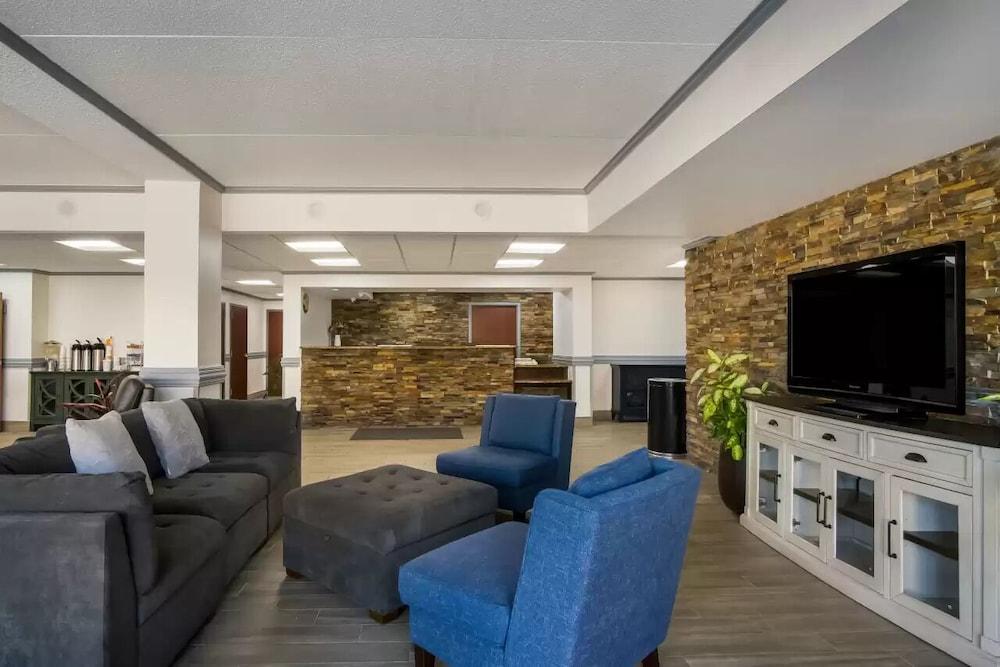 Clarion Inn & Suites Grand Rapids Airport