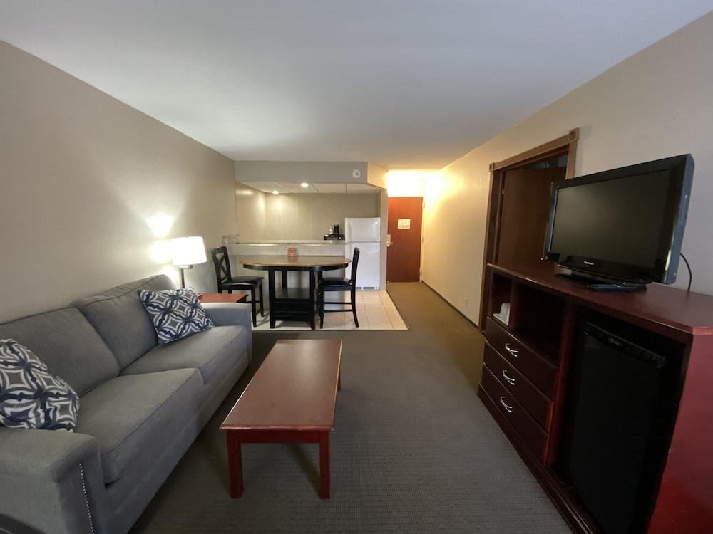Clarion Inn & Suites Grand Rapids Airport