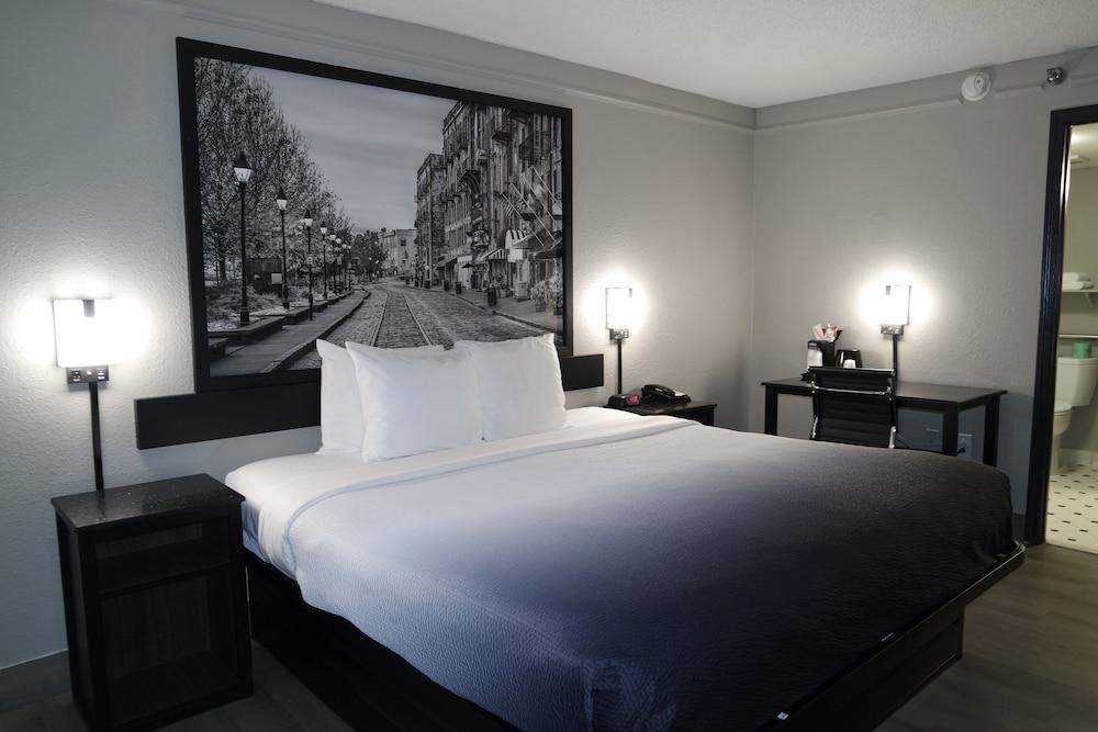 Super 8 by Wyndham Savannah