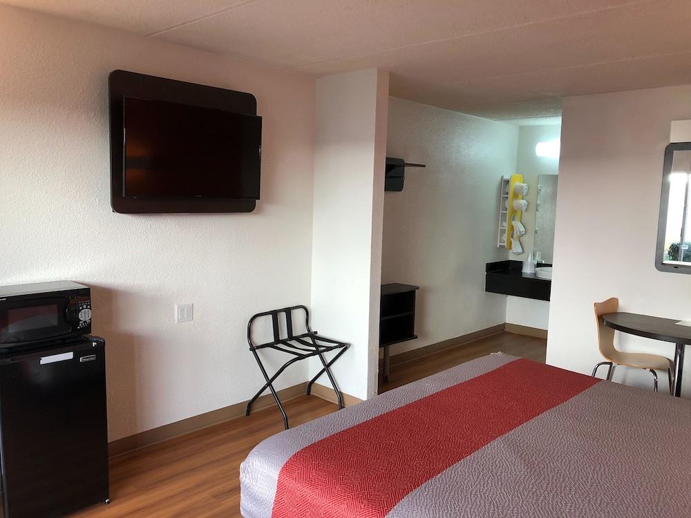 Motel 6 Brunswick, GA