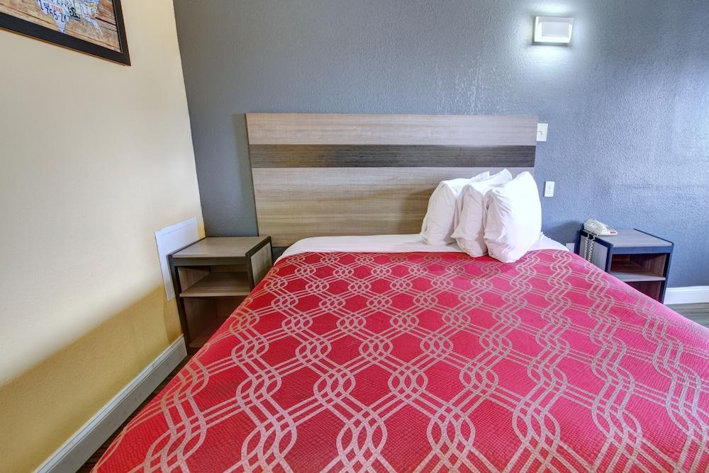 Econo Lodge at Military Circle