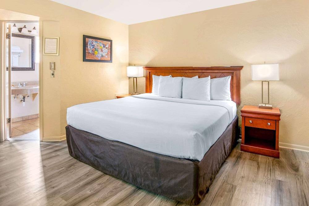 Econo Lodge  Inn & Suites Durango