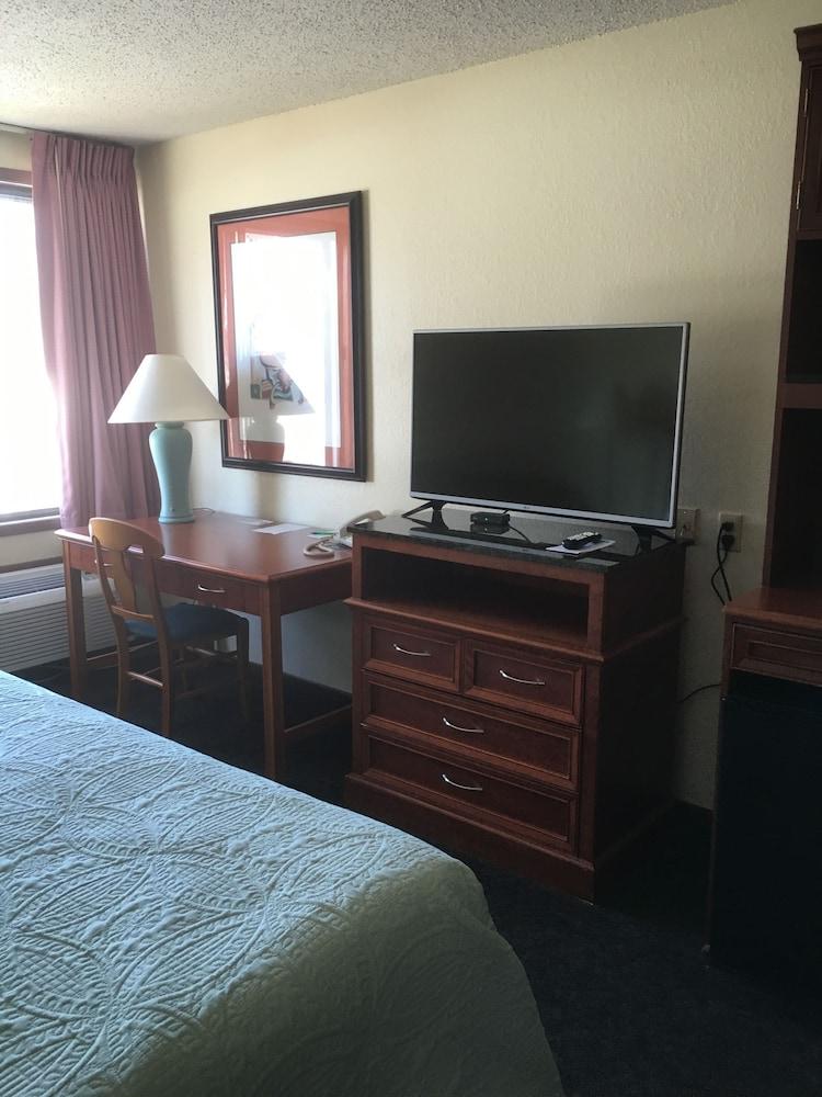 Shawano Four Seasons Hotel