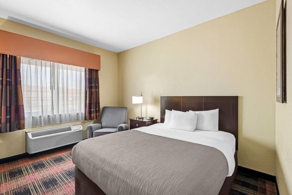 Quality Inn & Suites Des Moines Airport