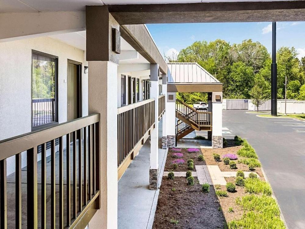 Farragut Inn & Suites