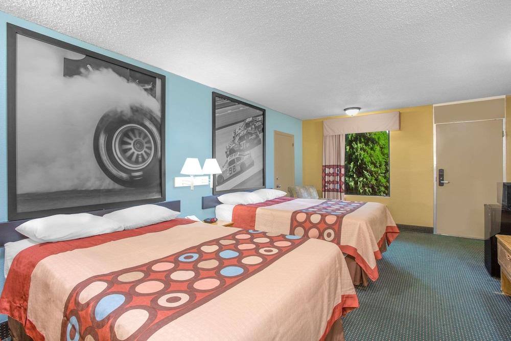 Super 8 by Wyndham Dunn