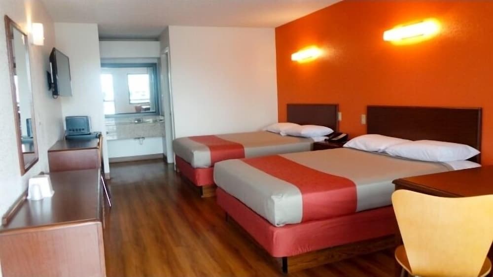 Motel 6 Covington, TN