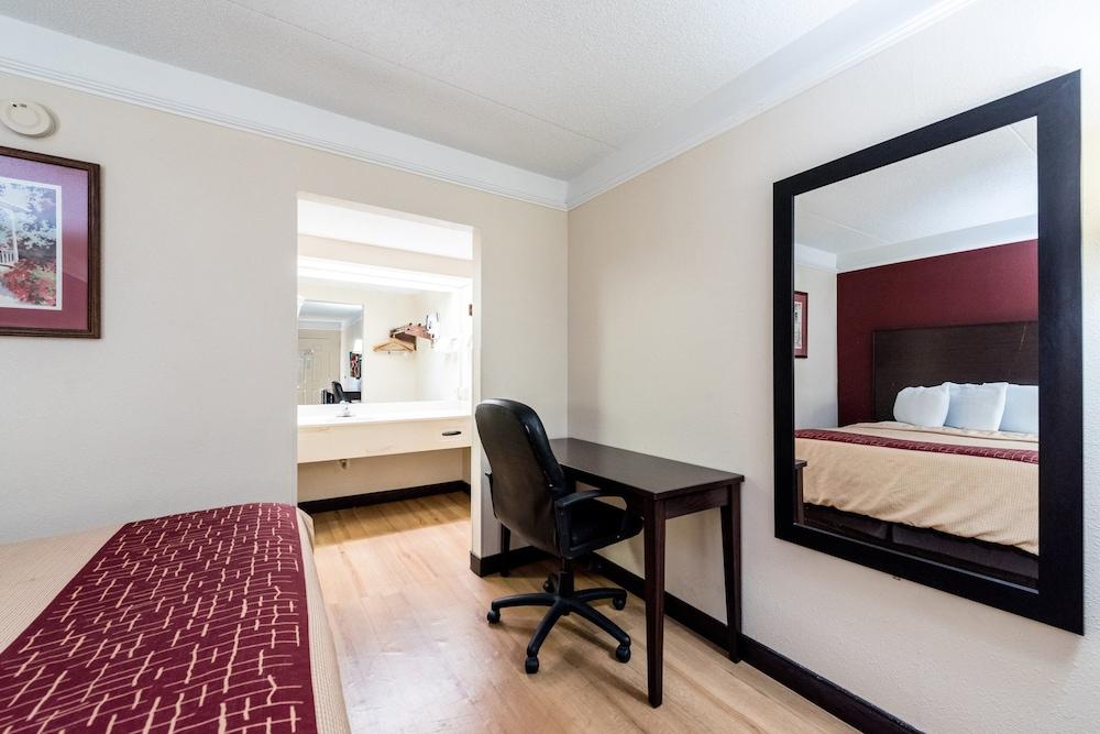 Red Roof Inn & Suites Clinton, TN