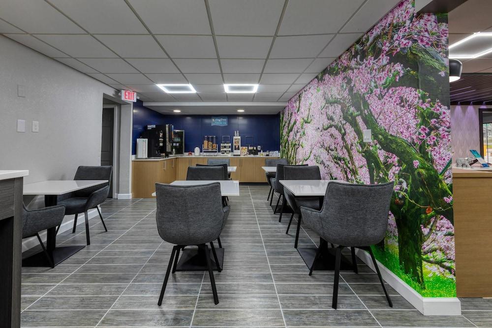 Clarion Pointe Decatur Downtown