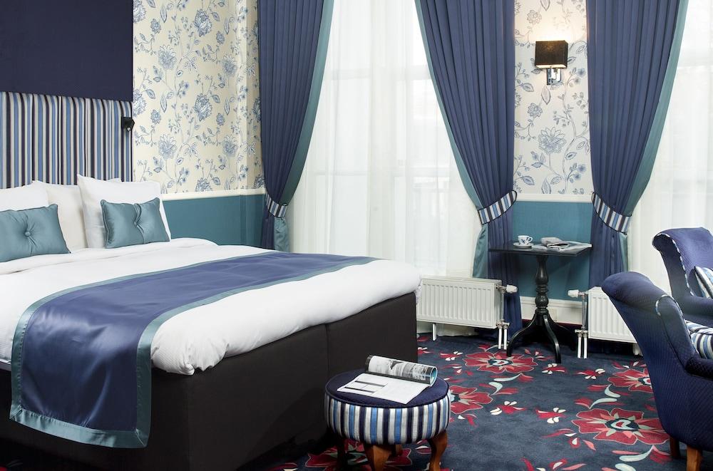 Carlton Ambassador Hotel