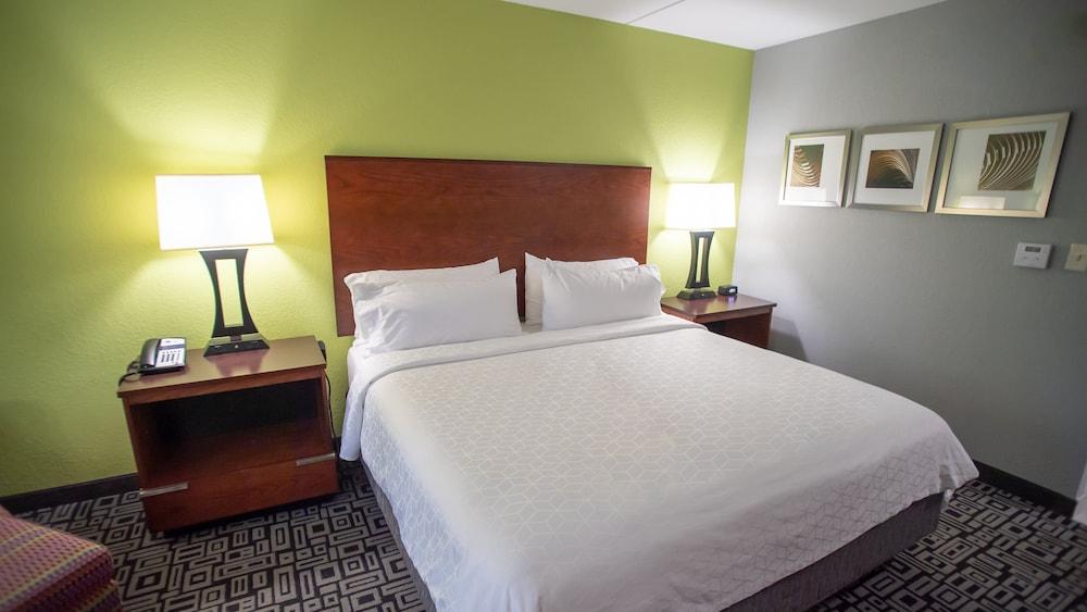 Holiday Inn Express Hickory-Hickory Mart by IHG