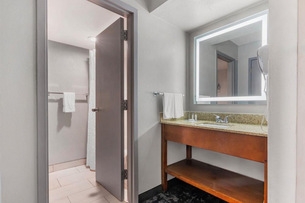 Comfort Inn & Suites Madison - Airport