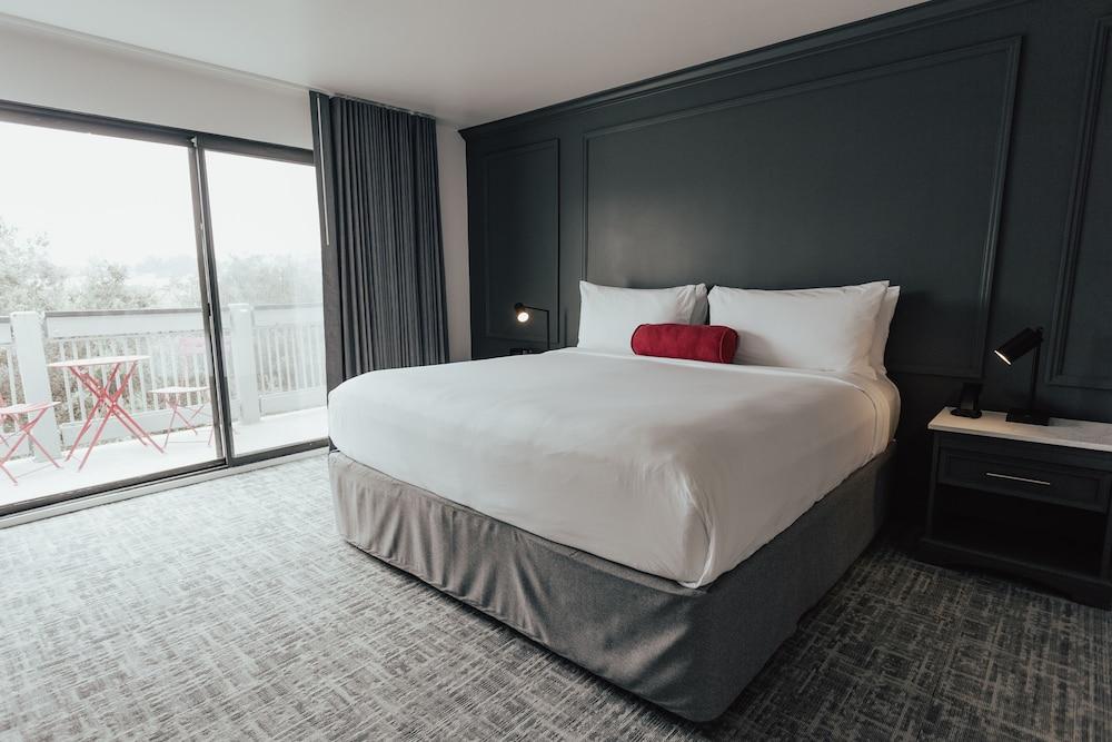 Vinland Hotel and Lounge