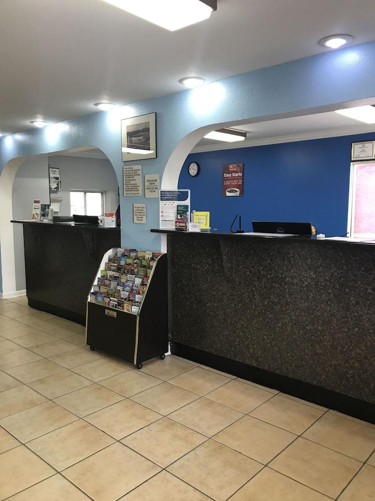 Econo Lodge Inn & Suites Virginia Beach - Norfolk