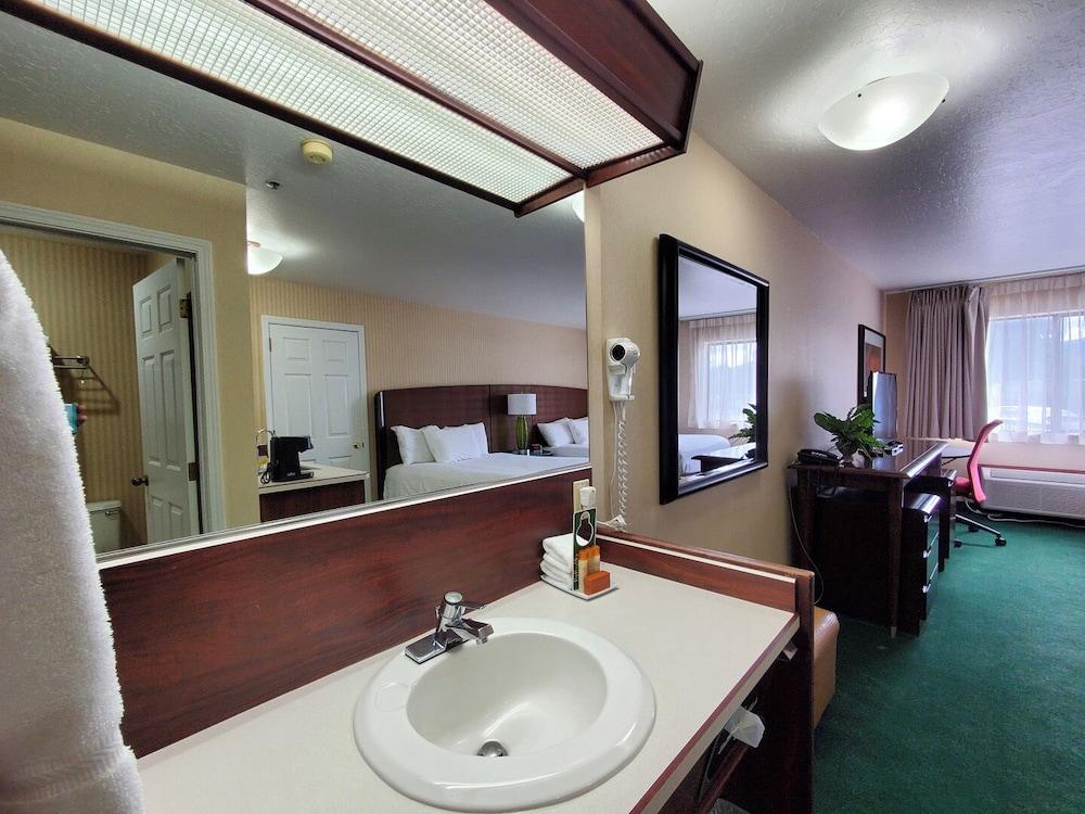 Rogue Regency Inn Medford Airport