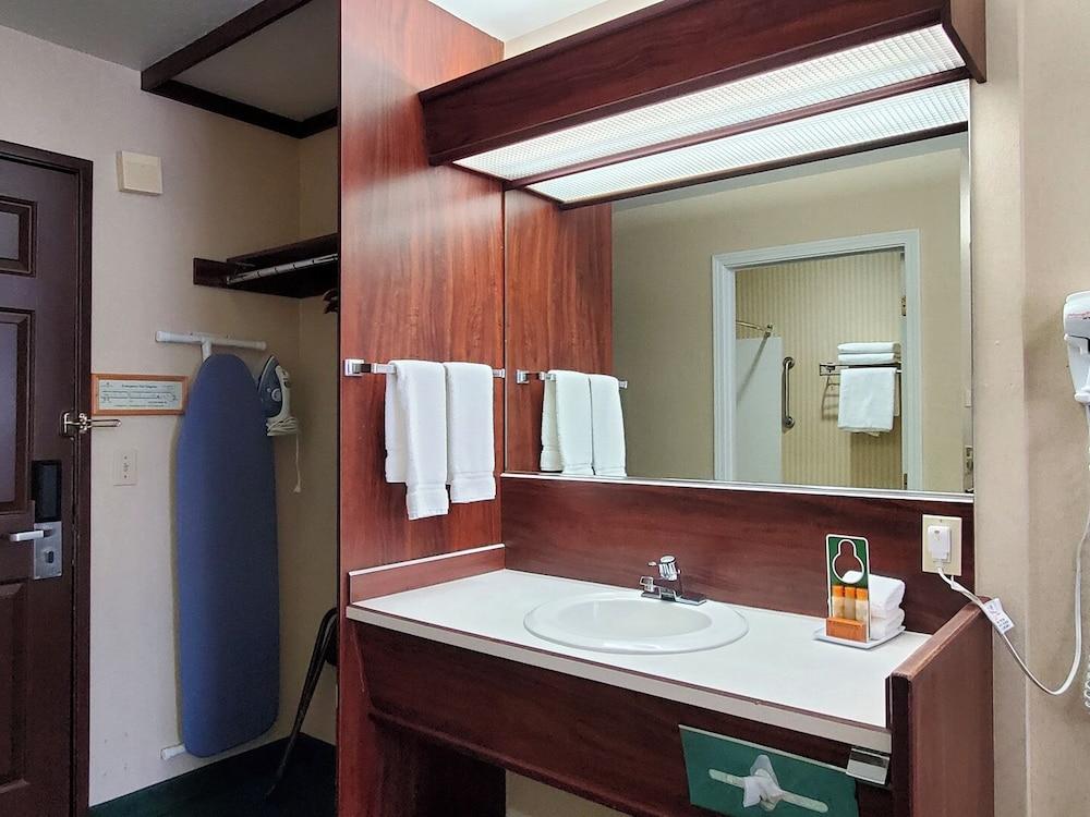 Rogue Regency Inn Medford Airport