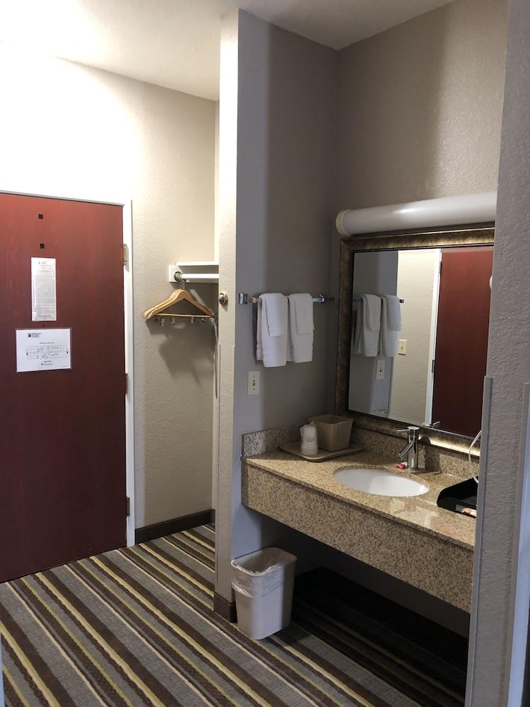 Super 8 by Wyndham Aurora/Naperville Area