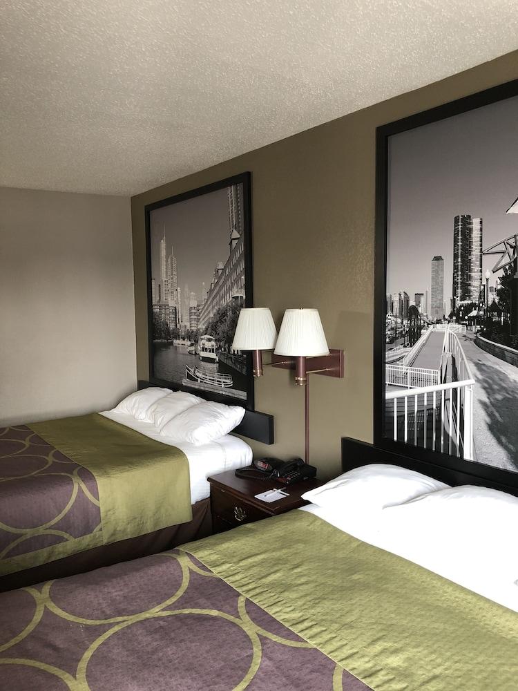 Super 8 by Wyndham Aurora/Naperville Area