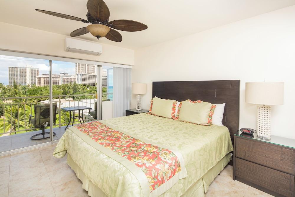 Castle Waikīkī Shore