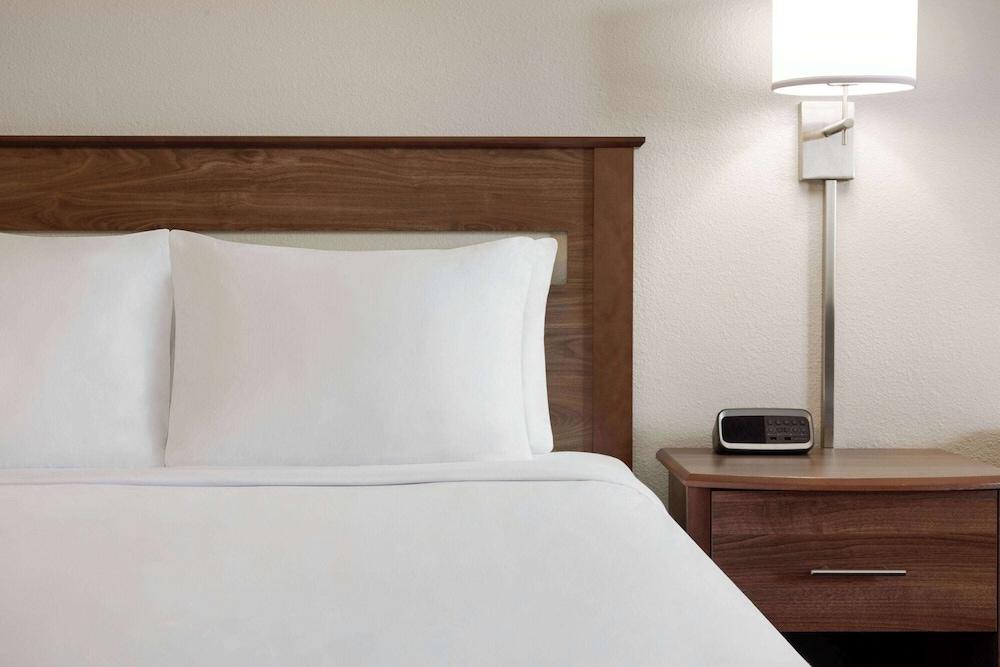 Travelodge by Wyndham Vaughn