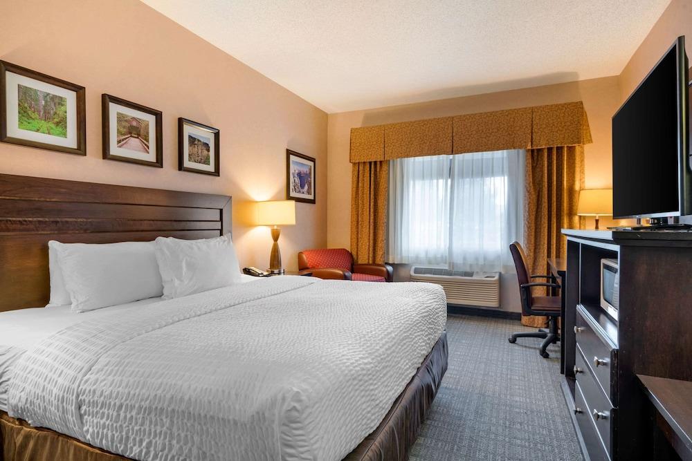 Clarion Pointe Medford