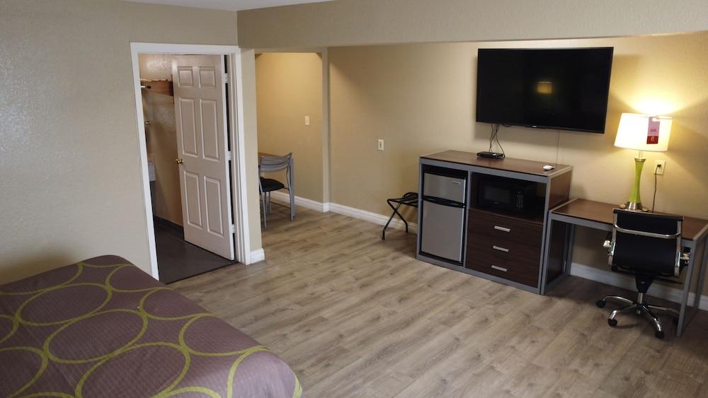 Super 8 by Wyndham Kingsville