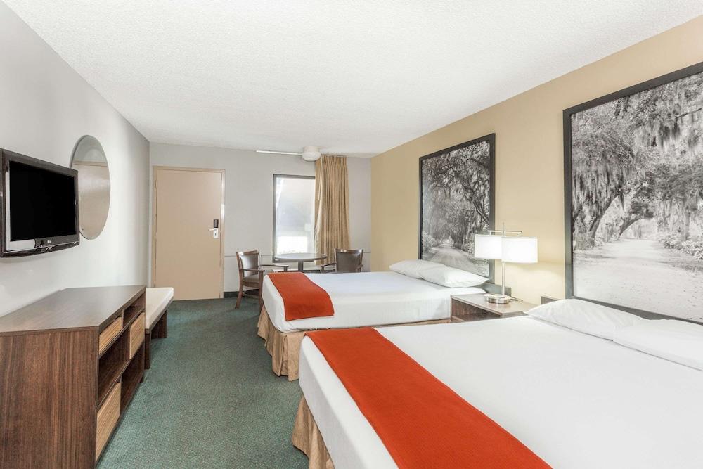 Super 8 by Wyndham Adel GA I-75
