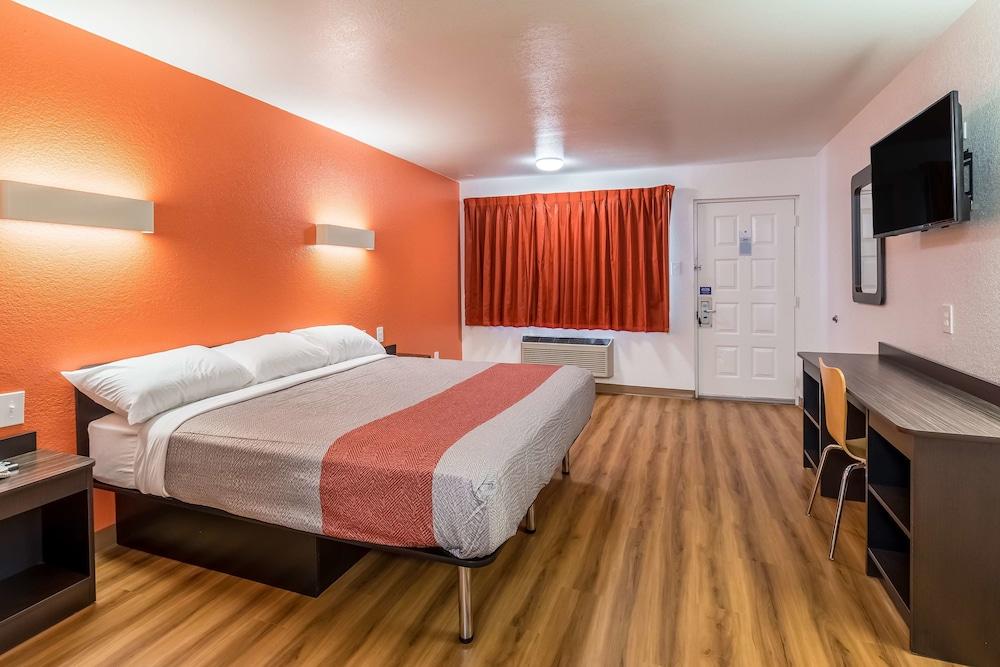 Motel 6 Arlington, TX - UTA