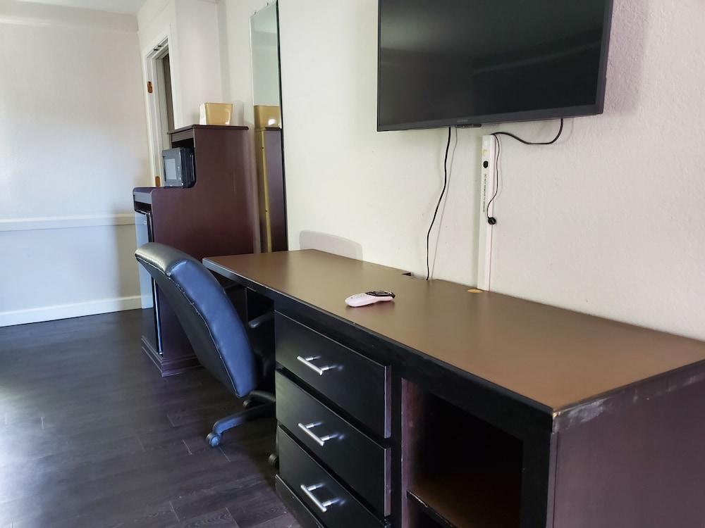 Budget Host Inn- Medical Center