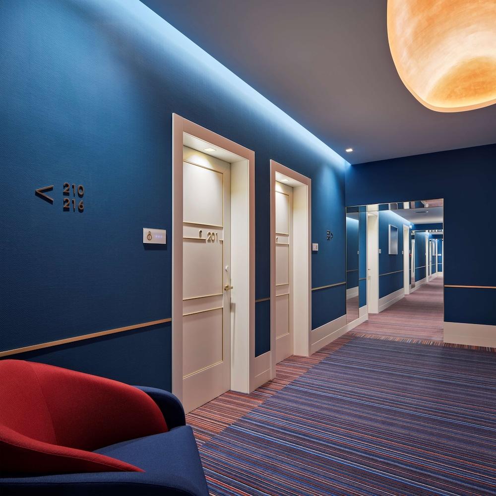 De Bonart Naples, Curio Collection by Hilton