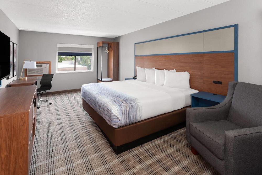 AmericInn & Suites By Wyndham Baraboo Event Center
